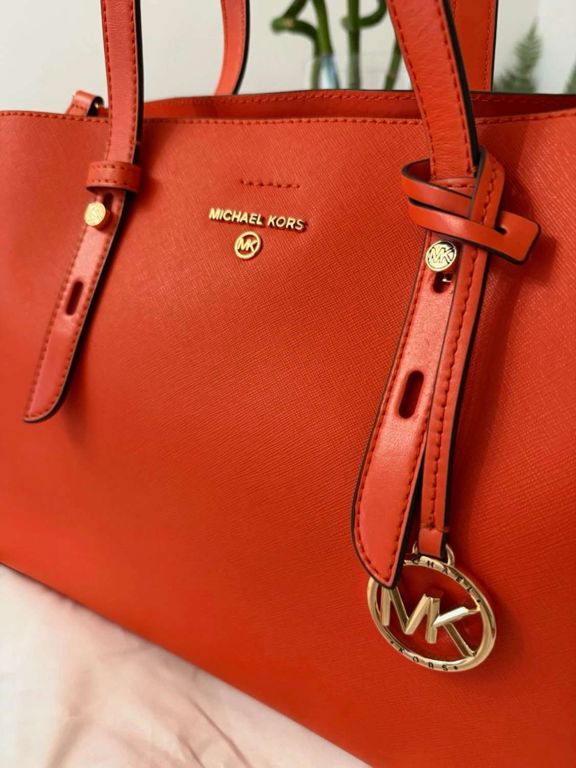 Orange handväska från Michael Kors - 1