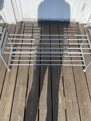 Skohylla i metall, fint skick (lätt att rengöra) - Praktisk och stilren skohylla i metall. Perfekt för hall, altan eller entré. Rymmer flera par skor och hjälper till att hålla ordning.I fint skick och sparsamt använd. Stabil konstruktion och lätt att rengöra vid behov. Säljes på grund av platsbrist.