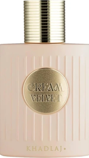 Khadlaj Cream Velvet parfym - Khadlaj Cream Velvet är en parfym i en stilren, ljusrosa flaska med guldiga detaljer och ett räfflat lock. Flaskan har en rund, guldig etikett med texten 'Cream Velvet' och kommer i en matchande ask med elegant mönster. Perfekt för dig som gillar lyxig design.