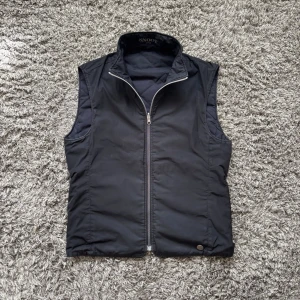 Svart dunväst från Snoot - Säljer denna feta vändbara Snoot västen i mycket fint skick!🙌 Inga defekter, storlek S!🤝 Nypriser ligger på 3000kr! Hör gärna av er om ni har funderingar!👍