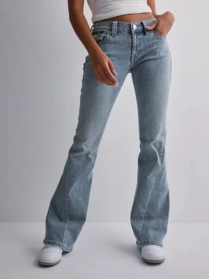 Ljusblå bootcut jeans från True Religion - Säljer ett par ljusblå bootcut jeans från True Religion , modell joey low rise flare. Nypris 1 299