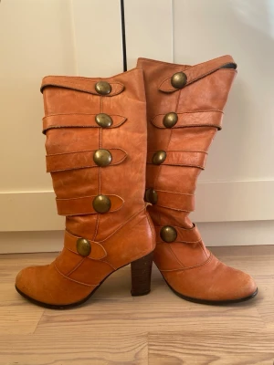 Knähöga boots klackar  - Vintage äkta skinn vagabond orange/bruna knähöga boots med coola detaljer. 8cm klack. Ganska varma.  RABATT vid köp av flera plagg/bundle 💸👍