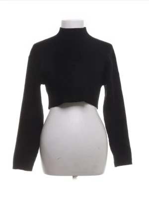 Kort topp - Säljer min långärmade topp, funkar att ha ett linne under då den är ganska kort💕Är i strl S men funkar även som xs💕