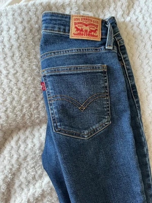 Levi's blå super low raist bootcut - Levis jeans knappt använda ungefär 3 gånger köpte för 1000, pris kan diskuteras