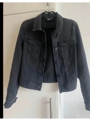 Svart jeansjacka XS - Använd 1-2 gånger 