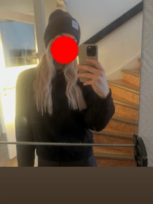 Mössa - WOOD RAW MÖSSA OLIVE. Köpt från Sqrtn Companyför 400 kr. I använt skick och nopprig (se bild 2) men är fortfrande fin och har kvar att ge. Tvättad innan jag skickar. 