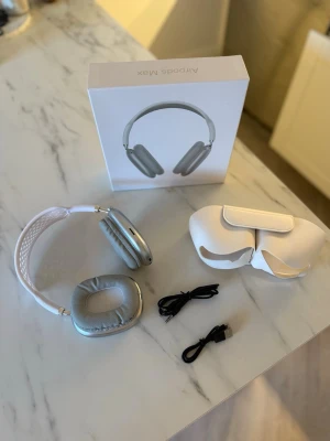 AirPods Max silver hörlurar - Snygga  AirPods Max ( ej äkta) i silver med over-ear design och mjuka öronkuddar i memory foam. Bygeln är i mesh och metall, vilket ger både komfort och stil. Medföljer originalförpackning, smart case och laddningskabel.