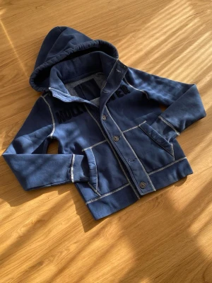 Hollister Cardigan sällsynt - Säljer en riktig snygg Hollister cardigan, väldigt sällsynt. Storleken är S. Skicket är topp 10/10. Priset kommer ligga på 899kr, kan sänkas.