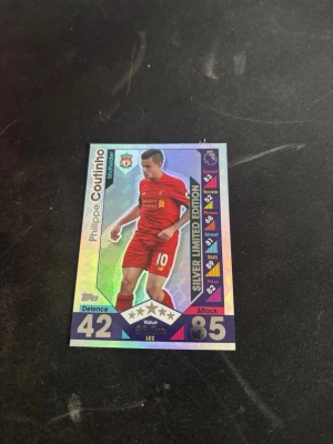 Match Attax Silver Limited Edition-kort - Säljer ett Match Attax Silver Limited Edition samlarkort med Philippe Coutinho från Liverpool FC. Kortet har holografisk yta och visar statistik som attack och försvar. Perfekt för dig som samlar på fotbollskort eller gillar Premier League.