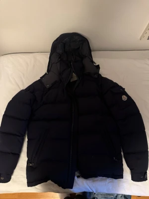 	Montgenevre Short Down Jacket - Montgenevre Short Down Jacket Nypris : KR 22.790,00 Size: 3 Colour: Night Blue. Kvitto finns