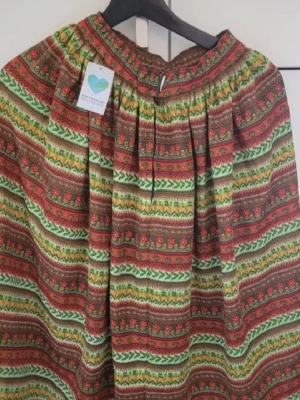 Mönstrad midjekjol 70-tal XS/XXS - Färgglad kjol med retroinspirerat randigt mönster i grönt, rött, brunt och gult. Superfin! :)