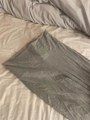 Yoga pants - Yoga pants i storlek 170, har ett litet hål bak men inget som syns då man viker ner dom.