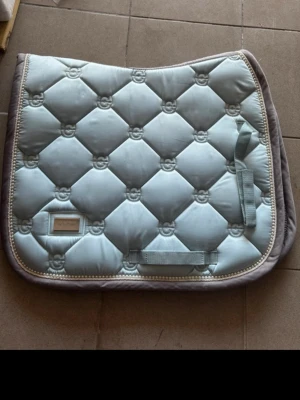 Es schabrak med pärlor - Fint skick Hyfsat rent, kan tvätta i tvättmaskinen inann om man vill Inte använd sedan 2023 typ (hästen gick bort) Nypris:900