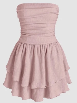 Ljusrosa axelbandslös volangklänning - Säljer en supersöt axelbandslös klänning i ljusrosa med dubbla volanger. Den har aldrig använts! Hör av er vid frågor och funderingar ❤️