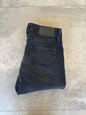 Svarta jeans från Jack & Jones - 👖Svarta jeans från Jack & Jones:  ✅Aldrig använda ✅ Helt nytt skick ✅ 10/10 skick ✅ Storlek W29/L32 ✅ Slim fit  Skriv för funderingar!