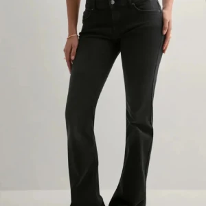 Only jeans - Svarta only jeans i strl 34, använda en gång så dem är i nyskick 