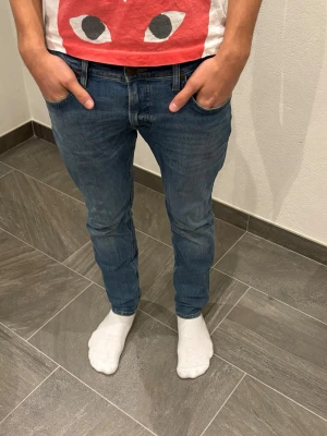 Lee jeans - Säljer ett par blå slim fit jeans från Lee. Jeansen har klassisk femficksmodell, normalhög midja och smal passform hela vägen ner. Tillverkade i mjukt denimtyg med lätt stretch för extra komfort. Perfekta till en avslappnad stil.