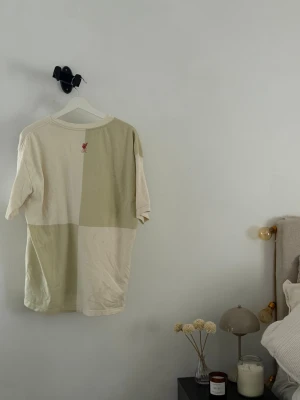 Nike Airmax beige/grön t-shirt - Säljer en liverpool Nike Airmax t-shirt i beige och ljusgrönt/beige blockmönster. loose fit stl M 