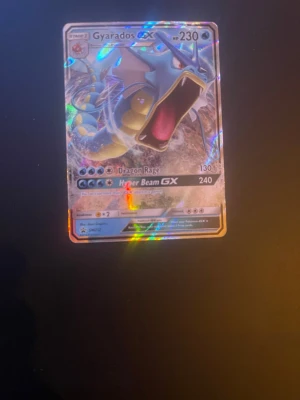 Gyarados GX Pokémonkort holo - Säljer ett Gyarados GX Pokémonkort med holografisk effekt. Kortet har färger i blått, silver och rött och visar Gyarados i en kraftfull pose. Perfekt för samlare eller Pokémonfans som vill utöka sin samling.