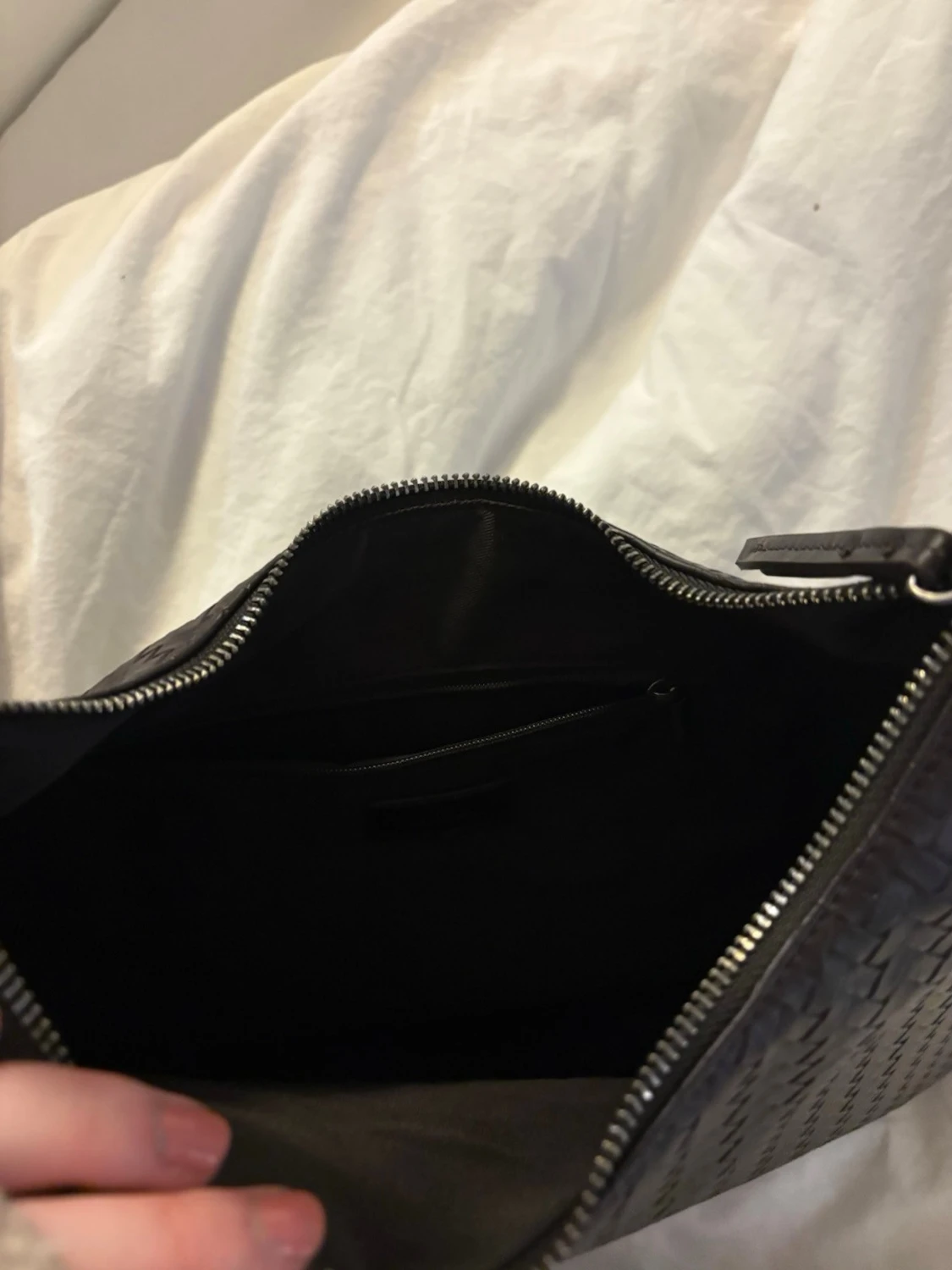 Svart flätad axelväska i skinnimitation - 2