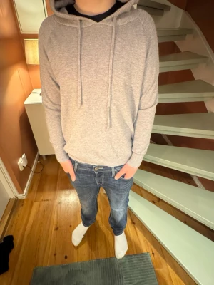 Ljusgrå kashmir hoodie - Säljer en stilren ljusgrå hoodie med huva och långa ärmar. Hoodien är gjord i ett mjukt, bekvämt material som passar perfekt till jeans. Pris kan diskuteras vid snabb affär 
