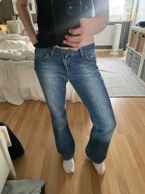 Lågmidjade bootcut jeans  - Säljer ett par snygga jeans från Big star🩷Pris kan diskuteras💕Jag är 170. Midjemått - 36 Ytterbenslängd - 100 Innerbenslängden- 75