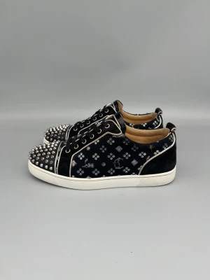 Christian Louboutin Louis Junior Spikes Sneaker Jacquard - • The shoes have been gently used and are in very good condition  • Size: 42 (fits 42.5-43)  • Color: Black  • Retail price: 9500 SEK / 795€  • No accessories