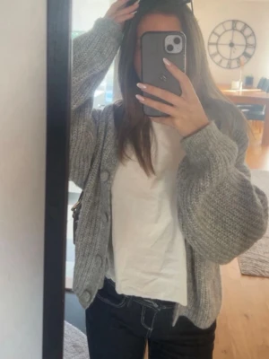 Gina Tricot Grå stickad kofta med knappar  - Mysig grå stickad kofta från Gina Tricot. Sällan använd så den är i jättebra skick🌸