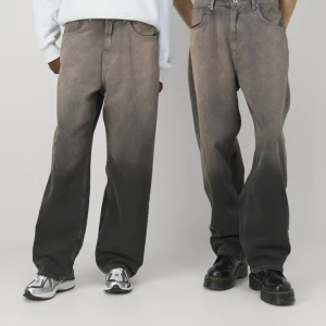 Grå bruna jeans  - Nya och oanvända med prislapp kvar. Redo att skickas! Storlek: 28 Från: yourturn