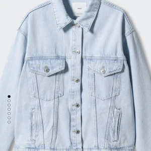 Jeans jacka från mango  - Säljer min jeansjacka från mango. Jättefin. Storlek Xs men den är oversize så passar s också. . Pris kan diskuteras. Kanppt använd och fint skick. Jackan är slutsåld. Skriv för fler bilder eller frågor💕💕