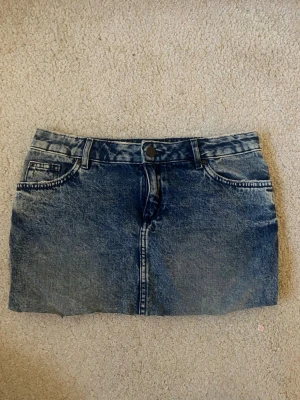 kort jeans kjol - riktigt schysst jeans kjol, avklippt längst ner då den va längre innan men gjorde om till en kortkjol! perfa t sommarn me nån söt topp! aldrig använd så bra skick 