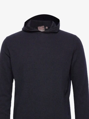 Oscar Jacobson Hoodie - En Oscar Jacobson hoodie i färg mörkblå. Storlek S. Hyffsat skick, finns ett litet hål under armhålan som inte syns vid användning (hör av dog vid bilder), annars inga andra hål. Hör av dig vid flera frågor eller bilder.