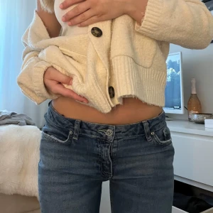 Flared jeans - Säljer ett par klassiska blå jeans från Gina med låg/medel midja och raka ben. Storlek 158