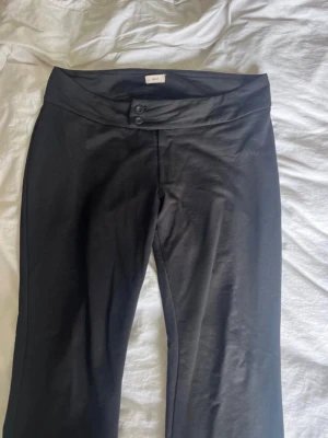 Bootcut kostymbyxor från Nelly - Mjukt och stretchigt material som sitter skönt på kroppen. Perfekta för en snygg look🥂❣️