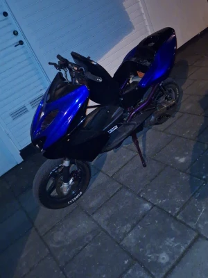 Aerox 50cc - Säljer en sportig moped i blått och svart med aerodynamisk kåpa och sportstyre. Mopeden har Pirelli-däck och en robust ram. Perfekt för dig som vill ha något snabbt och snyggt att cruisa runt med.