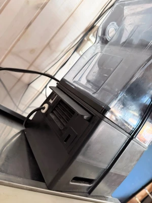 Vitamix svart mixer med ljudhuv - Säljer en svart Vitamix mixer med genomskinlig ljudhuv och digital kontrollpanel. Mixern har flera knappar för olika inställningar och en stor kanna i plast. Perfekt för smoothies, soppor och mer. Strömkabeln är inkluderad.