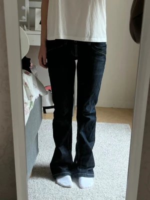 Low waist jeans  - Säljer ett par low waist bootcut jeans i storlek W28 L32. Jag upplever att dem sitter likadant som jeans i storlek 34, vilket motsvarar XS. Jeansen är marinblåa med ljusgula stygn. De är i ett mycket bra skick men har defekter längst ner vid fötterna (sista bilden)