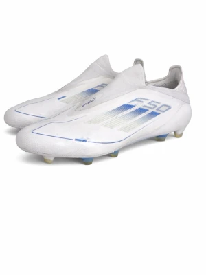 Adidas F50 Elite Laceless FG Polar Victory  vita fotbollsskor - Säljer ett par vita Adidas F50 fotbollsskor med blå detaljer och mönster på sidan. Skorna har en strömlinjeformad design och är tillverkade i syntetmaterial med fasta dobbar och låg profil. Perfekta för snabba spelare som vill ha lättviktsskor på planen. Nypris 2500kr 