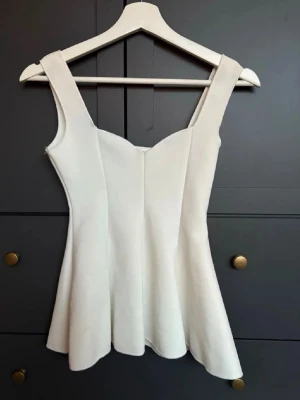 Vit topp - En super fin svart topp. Tajtare vid bröstet med en fin urringning. Super fint skick. Storlek S men den sitter bra på mig med XS🥰🥰