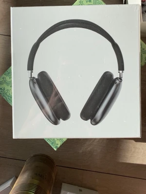 AirPods max svarta - Säljer mina AirPods max då jag har köpt fel färg, dem kom när jag var utomlands och min ångerrätt har gått ut, hörlurarna är helt oanvända och inte ens öppnade eller testade, packeteringsplasten sitter tom kvar. Riktigt feta overall, vid frågor kontakta mig, vänlig hälsning! Fraktar inom 1-2 dagar - kan mötas. Kvitto medföljer i köpet👍🏼