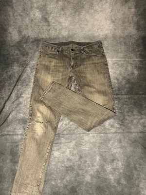 Slim Fit Jeans - Dr denim jeans slim fit! Väldigt fina och bra skick! Slitningen e till för att vara där!