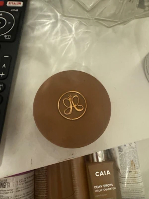 Anastasia Cream Bronzer Sun Kissed - Säljer en Anastasia Beverly Hills Cream Bronzer i nyansen Sun Kissed. Krämig formula som ger en naturligt solkysst look och är enkel att blenda ut på huden. Skriv till mig vid frågor 