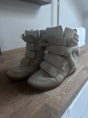 Isabel Marant skor  - Jätte snygga Isabel Marant skor som är i väldigt bra skick förutom små slitningar som knappt syns❤️ kom gärna med prisförslag 