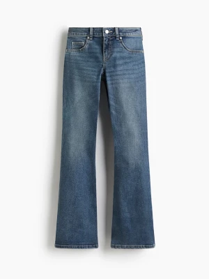 Blå lågmidjade jeans med detaljerade fickor - Snygga blå lågmidjade jeans med detaljerade fickor. Jeansen har en lätt tvättad look och raka, utsvängda ben. Perfekta för dig som gillar en avslappnad men trendig stil. Tillverkade i denim med skön stretch.