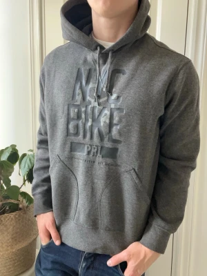 Nyc Polo Ralph lauren hoodie L  - Nyc Polo Ralph lauren hoodie L - rare och snygg. Inga defekter men är använd, så inte nyskick direkt ! Modellen i bilderna är 180 cm 75 kg och bär Storlek L , Kom med frågor! 🌟 (Kan gå ned i pris vid köp av paket 😉) 