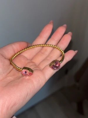 Caroline Svedbom armband - Justerbart armband från Caroline Svedbom. Köpt för 895 kr. Lite bortsliten guldplätering på insidan bakom stenarna men syns inte när man har det på sig (se sista bild). För övrigt är det INTE slitet på guldet💗