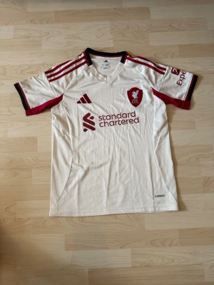 Liverpool Borta Kit 2025/26 - Stilren tröja i helt nytt skick. Tröjan är inte använd en endaste sekund.