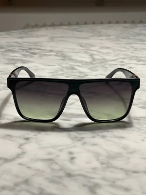 Fina solglasögon i nyskick - Fina rejäla solglasögon i nyskick