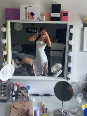 Vit axelbandslös långklänning - Säljer en snygg vit axelbandslös långklänning💕