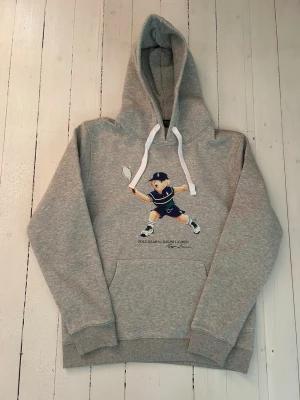 Ralph Lauren polo bear hoodie herr, storlek L - Hej! Säljer denna riktigt schyssta polo bear hoodie från Ralph Lauren. Den är i storlek L men sitter en storlek litet och passar därför som en M. Den är endast använd någon enstaka gång och är därmed i ett nyskick. Original lappar och påse finns kvar och medföljer naturligtvis vid köp. Jag fraktar alltid snabbt! Mvh